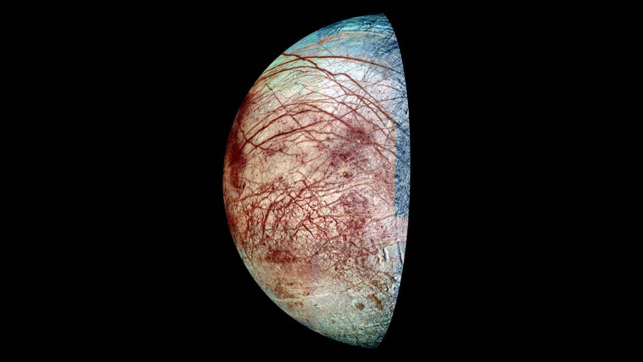 氷の大地に走る赤褐色の亀裂 木星探査機「ガリレオ」が撮影した衛星エウロパ