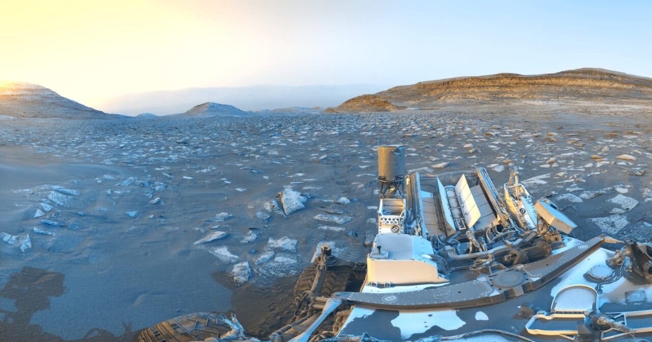 火星の午前と午後を重ねた幻想的な風景 キュリオシティのミッション5000日目を記念