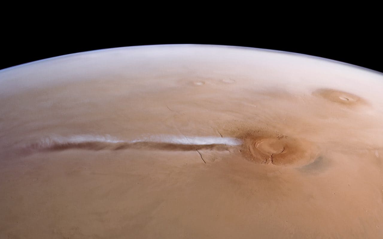 ESA（ヨーロッパ宇宙機関）の火星探査機「Mars Express（マーズ・エクスプレス）」の観測データを使って作成されたアルシア山と長大な雲「AMEC（Arsia Mons Elongated Cloud）」の様子（Credit: ESA/DLR/FU Berlin）