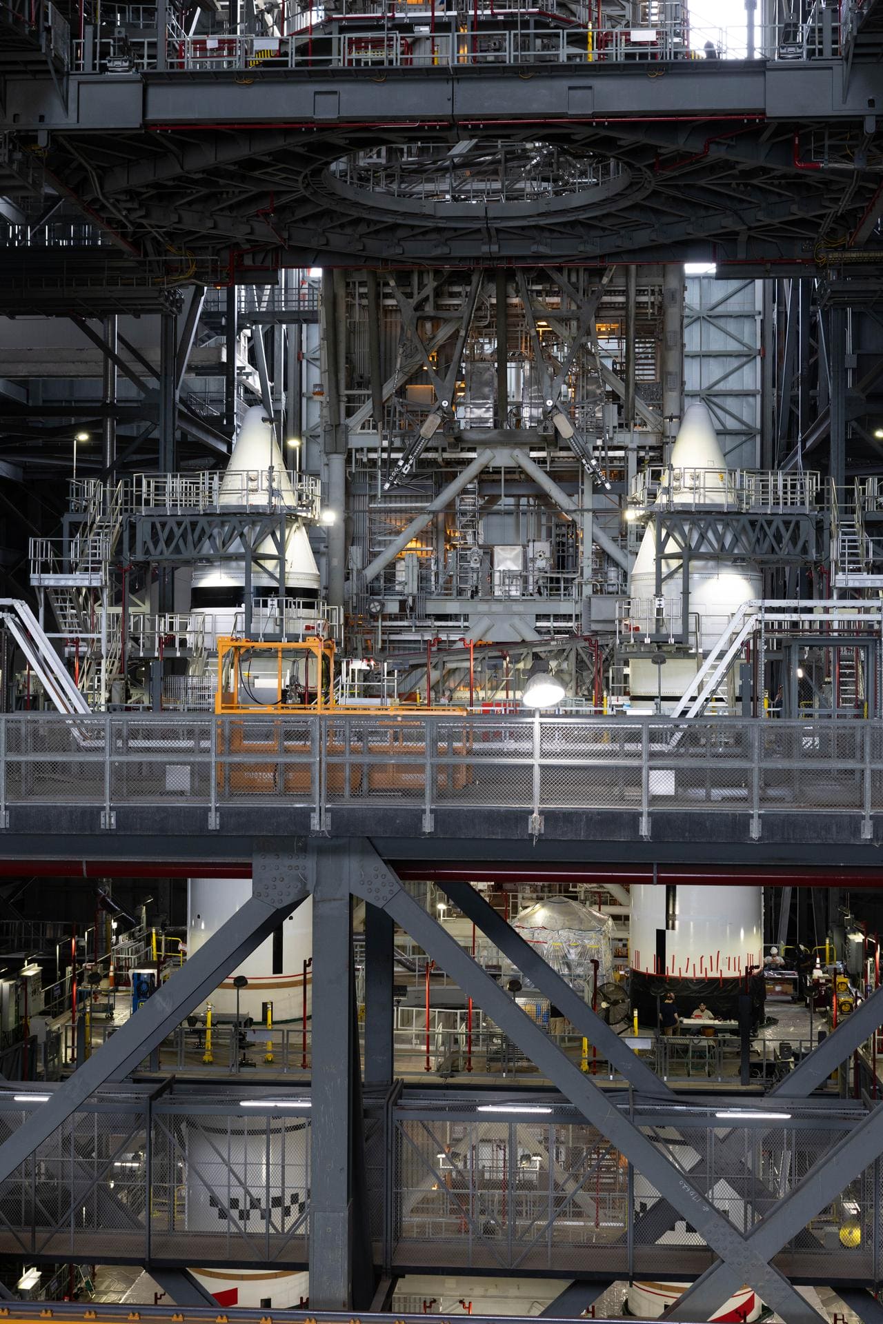 ケネディ宇宙センターのVAB（ロケット組立棟）で組み立てが完了したSLSの固体燃料ロケットブースター（Credit: NASA/Cory S Huston）