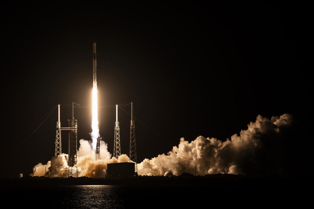 CRS-35のCargo Dragon（カーゴドラゴン）補給船を搭載して打ち上げられたSpaceXのFalcon 9（ファルコン9）ロケット（Credit: SpaceX）