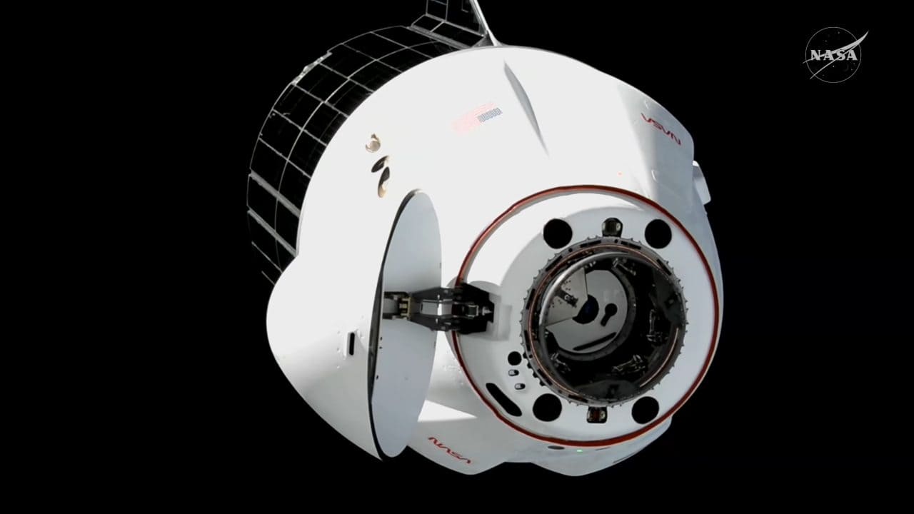 ISS（国際宇宙ステーション）に接近するCargo Dragon（カーゴドラゴン）補給船（Credit: NASA）