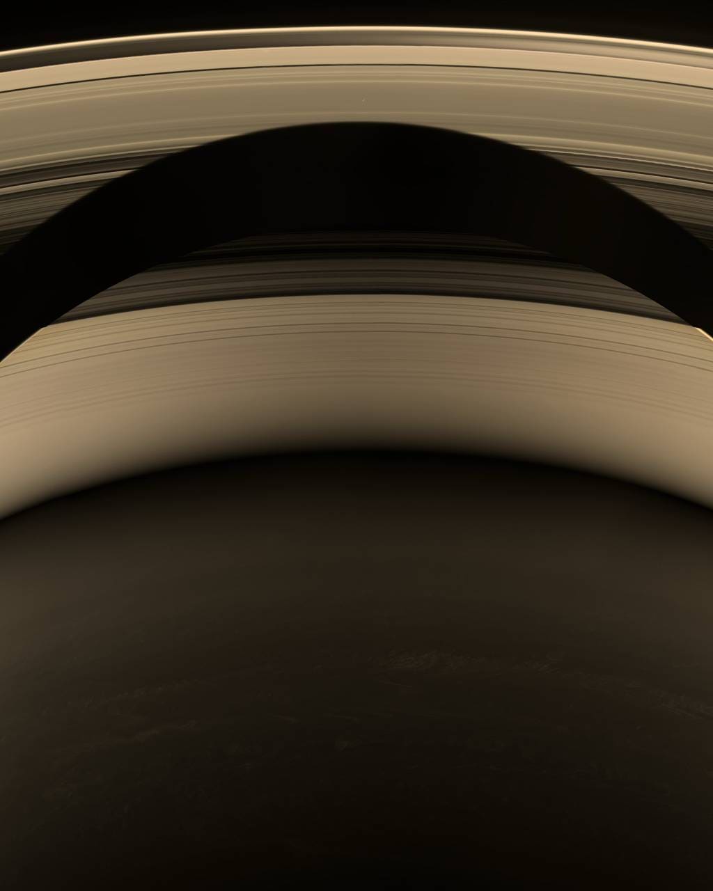 拡大画像:環に落ちる土星の影と、薄いC環越しに見える環の光に照らされた夜側(画像:NASA/JPL-Caltech/Space Science Institute/画像処理:Stefano Ivan Stinga)