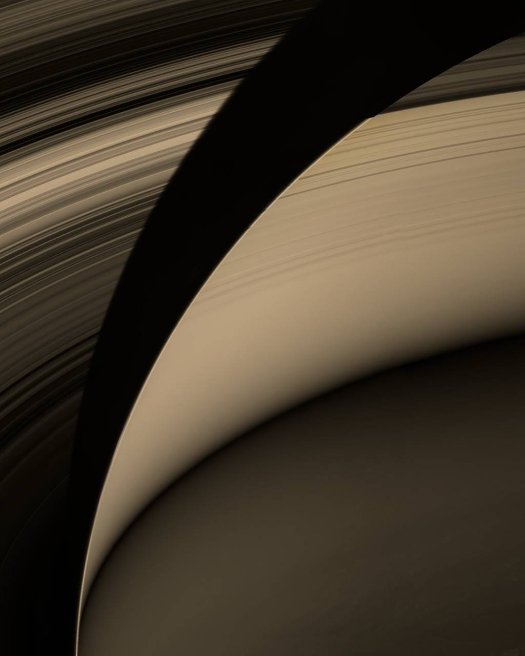 拡大画像:上層大気を通り抜けた太陽光が描く土星の縁(画像:NASA/JPL-Caltech/Space Science Institute/画像処理:Stefano Ivan Stinga)