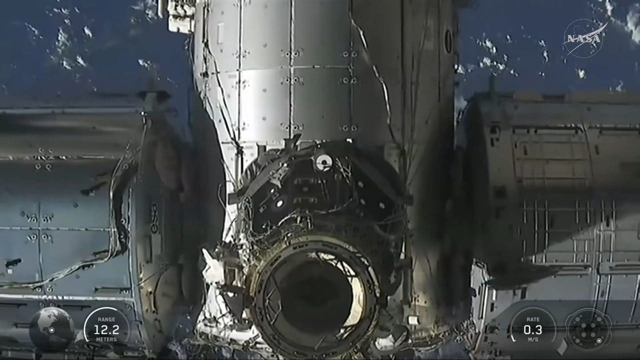 ドッキングを解除したCrew Dragon(クルードラゴン)宇宙船のカメラが捉えたISS(国際宇宙ステーション)。NASAの公式ライブから引用(Credit: NASA)