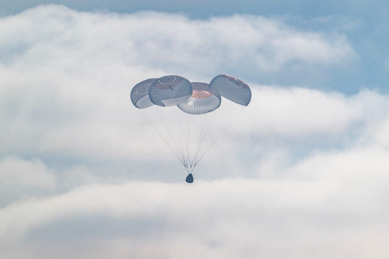 パラシュートを展開して降下するCrew-12ミッションのCrew Dragon(クルードラゴン)宇宙船(Credit: NASA/Keegan Barber)