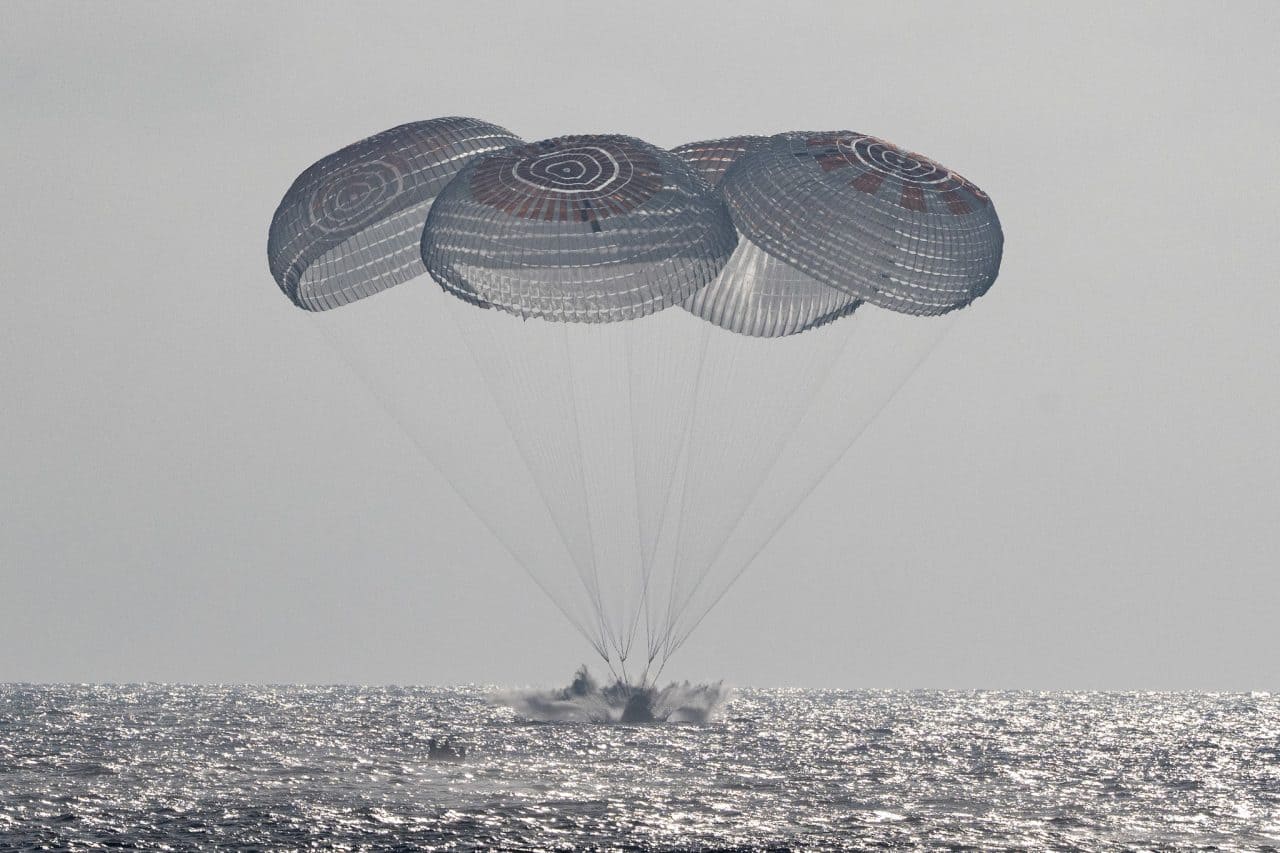 カリフォルニア州ロサンゼルス沖の太平洋に着水したCrew-12ミッションのCrew Dragon(クルードラゴン)宇宙船(Credit: NASA/Keegan Barber)