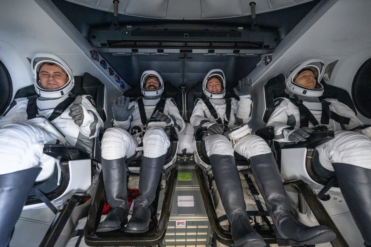 Crew Dragonの船内で笑顔を見せるCrew-12ミッションの宇宙飛行士(Credit: NASA/Keegan Barber)