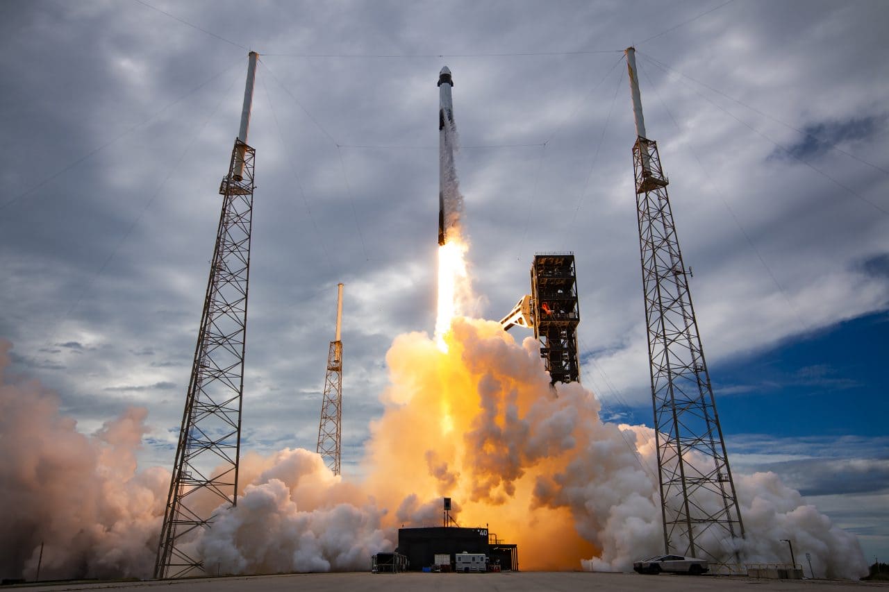 Crew-13ミッションのCrew Dragon（クルードラゴン）宇宙船を搭載して打ち上げられたFalcon 9（ファルコン9）ロケット（Credit: SpaceX）