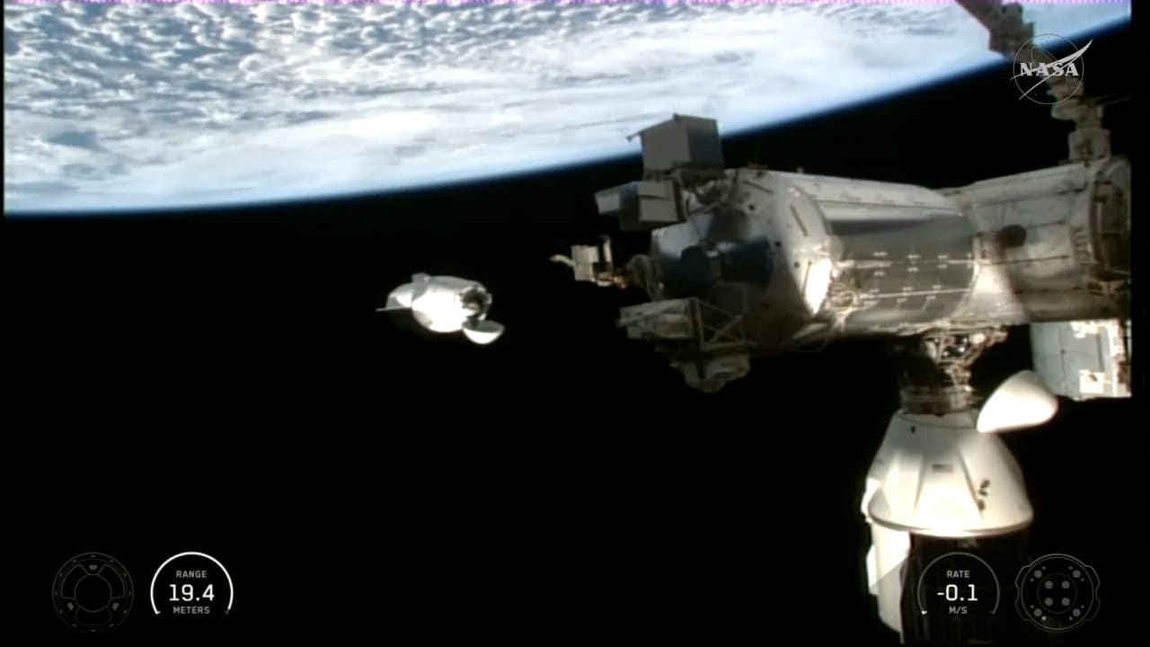 ISS（国際宇宙ステーション）に接近するCrew-13ミッションのCrew Dragon（クルードラゴン）宇宙船（Credit: NASA）