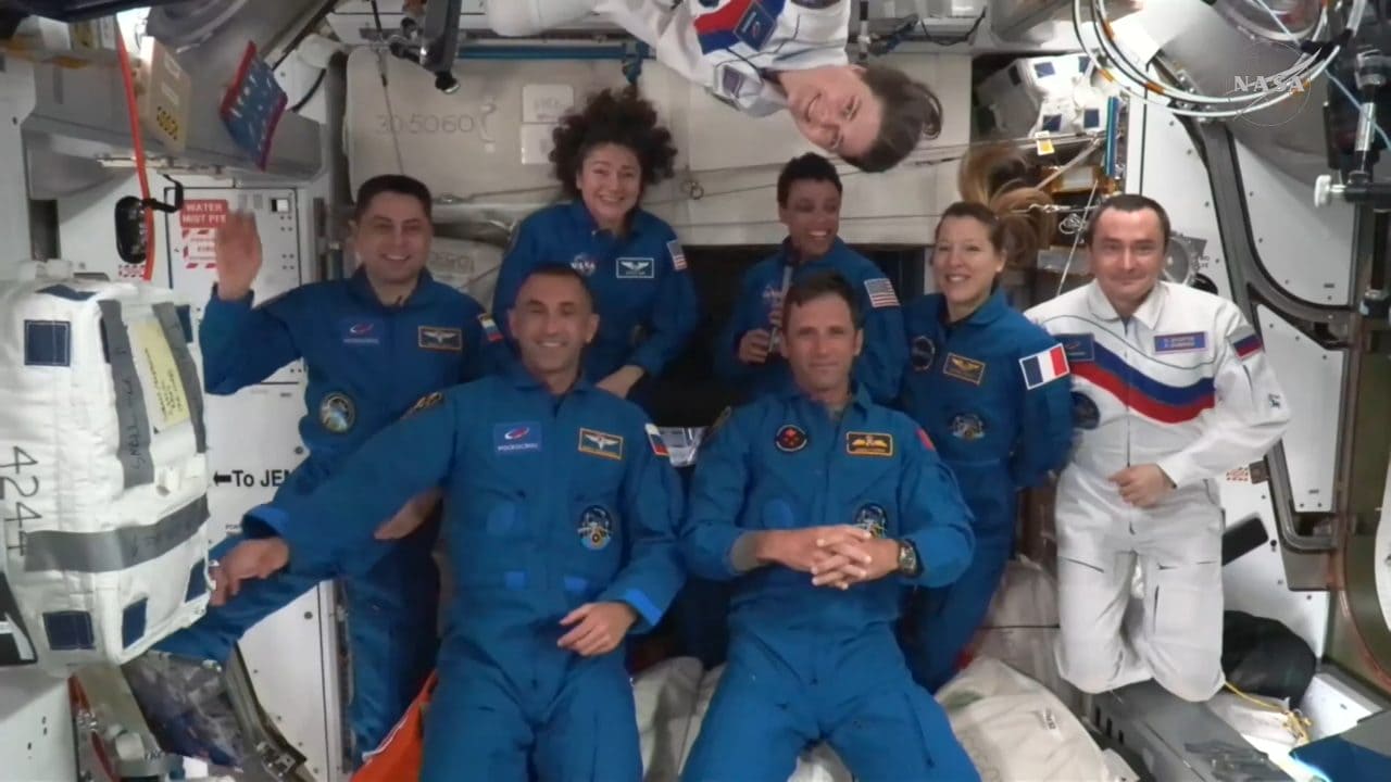 ISS（国際宇宙ステーション）到着後のウェルカムセレモニーで集まったCrew-13の4名と長期滞在中のクルー（Credit: NASA+）