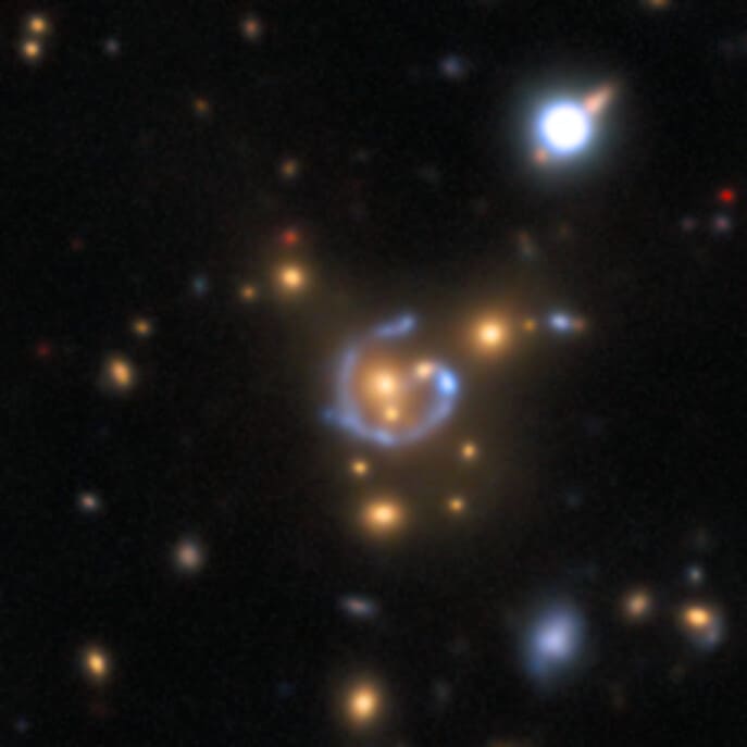 DESIレガシー撮像サーベイのデータから見つかった重力レンズの例(Credit: DESI Legacy Imaging Surveys/LBNL/DOE & KPNO/CTIO/NOIRLab/NSF/AURA; Image Processing: T.A. Rector (University of Alaska Anchorage/NSF NOIRLab), D. de Martin & M. Zamani (NSF NOIRLab))