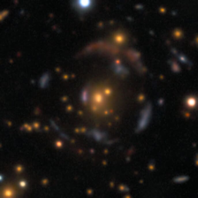 DESIレガシー撮像サーベイのデータから見つかった重力レンズの例(Credit: DESI Legacy Imaging Surveys/LBNL/DOE & KPNO/CTIO/NOIRLab/NSF/AURA; Image Processing: T.A. Rector (University of Alaska Anchorage/NSF NOIRLab), D. de Martin & M. Zamani (NSF NOIRLab))