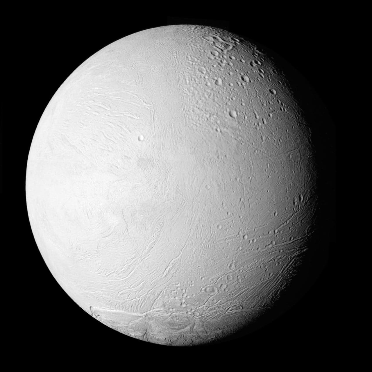 土星探査機カッシーニ(Cassini)が撮影した土星の衛星エンケラドゥス(Credit: NASA/JPL/Space Science Institute)