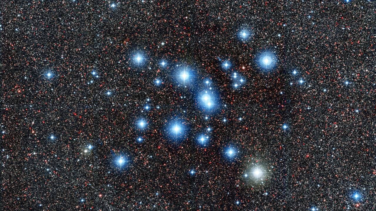 埋め尽くす星の中にきらめく散開星団「M7」