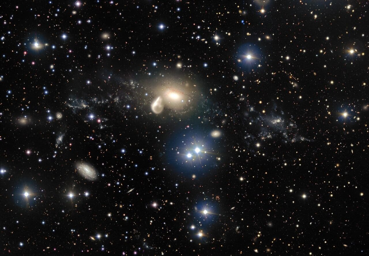 勾玉のような「貝殻銀河」が寄り添う 楕円銀河「NGC 5291」