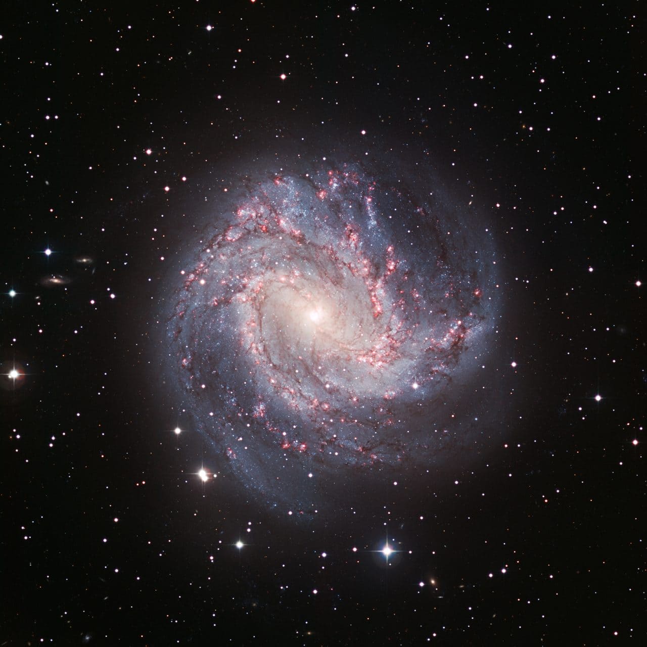 参考画像:ラ・シヤ天文台のMPG/ESO 2.2m望遠鏡が観測した棒渦巻銀河「M83(Messier 83)」(Credit: ESO)