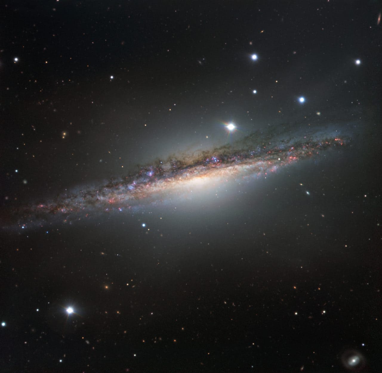 ESOの「VLT(超大型望遠鏡)」で観測した渦巻銀河「NGC 1055」(Credit: ESO)