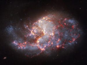ハッブルとウェッブとチャンドラ 3つの宇宙望遠鏡が観測した棒渦巻銀河「NGC 1385」