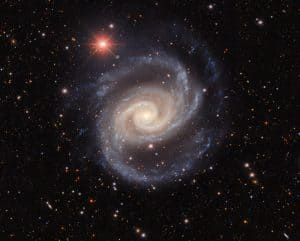 躍動的な渦巻腕が印象的　“スパニッシュダンサー”と呼ばれる渦巻銀河「NGC 1566」