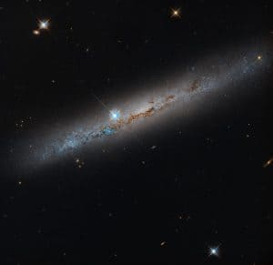 星々がきらめく美しき光の帯 ハッブル宇宙望遠鏡が観測した渦巻銀河「NGC 1827」