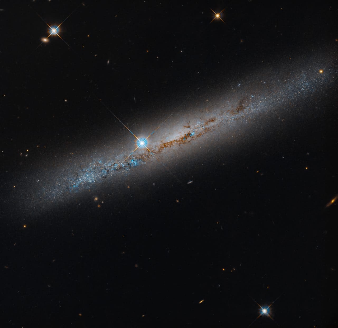 ハッブル（Hubble）宇宙望遠鏡が観測した渦巻銀河「NGC 1827」（Credit: NASA, ESA, Michael Jones (California Institute of Technology); Image Processing: Gladys Kober (NASA/Catholic University of America)）