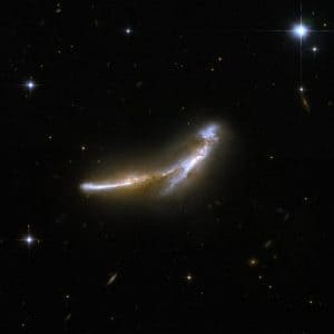 “跳ねるイルカ”にたとえられる相互作用銀河　ハッブル宇宙望遠鏡が観測した「NGC 6670」
