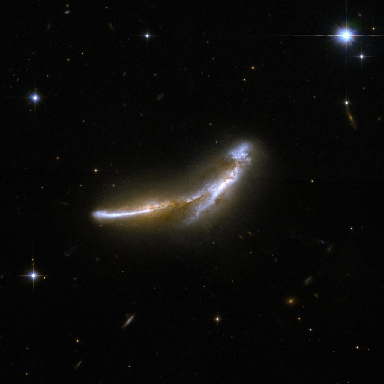 ハッブル(Hubble)宇宙望遠鏡が観測した相互作用銀河「NGC 6670」(Credit: NASA, ESA, the Hubble Heritage (STScI/AURA)-ESA/Hubble Collaboration, and A. Evans (University of Virginia, Charlottesville/NRAO/Stony Brook University))