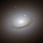 淡い輝きに浮かぶ塵のシルエット　ハッブル宇宙望遠鏡が観測したレンズ状銀河「NGC 7049」