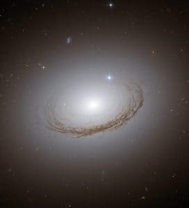 淡い輝きに浮かぶ塵のシルエット ハッブル宇宙望遠鏡が観測したレンズ状銀河「NGC 7049」