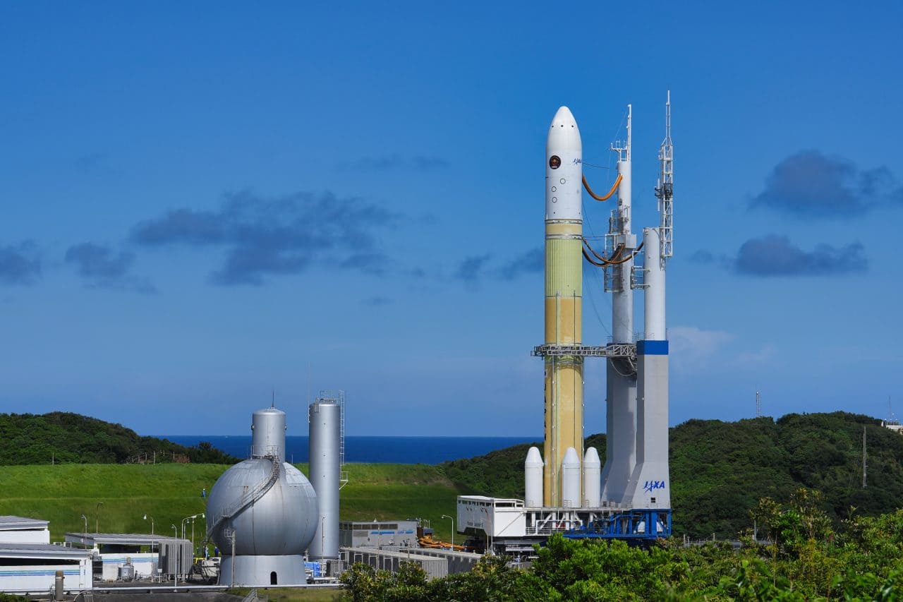 打ち上げ前日に実施された機体移動中のH3ロケット10号機(Credit: JAXA)