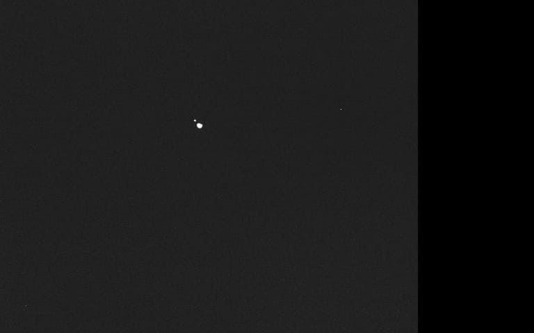 ESAの二重小惑星探査機「ヘラ」が2026年10月18日に撮影した小惑星「ディディモス」と「ディモルフォス」（Credit: ESA）