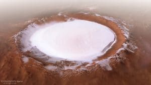 火星・北極域の氷は従来の推定よりも塵が少ない？　地球の雪氷の研究手法を応用して分析