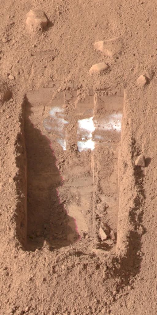 NASAの火星探査機「Phoenix(フェニックス)」が発見した表面下の氷(Credit: NASA/JPL-Caltech/University of Arizona/Texas A&M University)