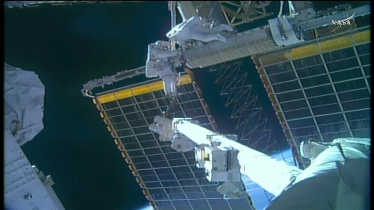 ISS(国際宇宙ステーション)で船外活動を行うNASAのAnil Menon宇宙飛行士とCSAのJoshua Kutryk宇宙飛行士。NASAの公式ライブから引用(Credit: NASA)