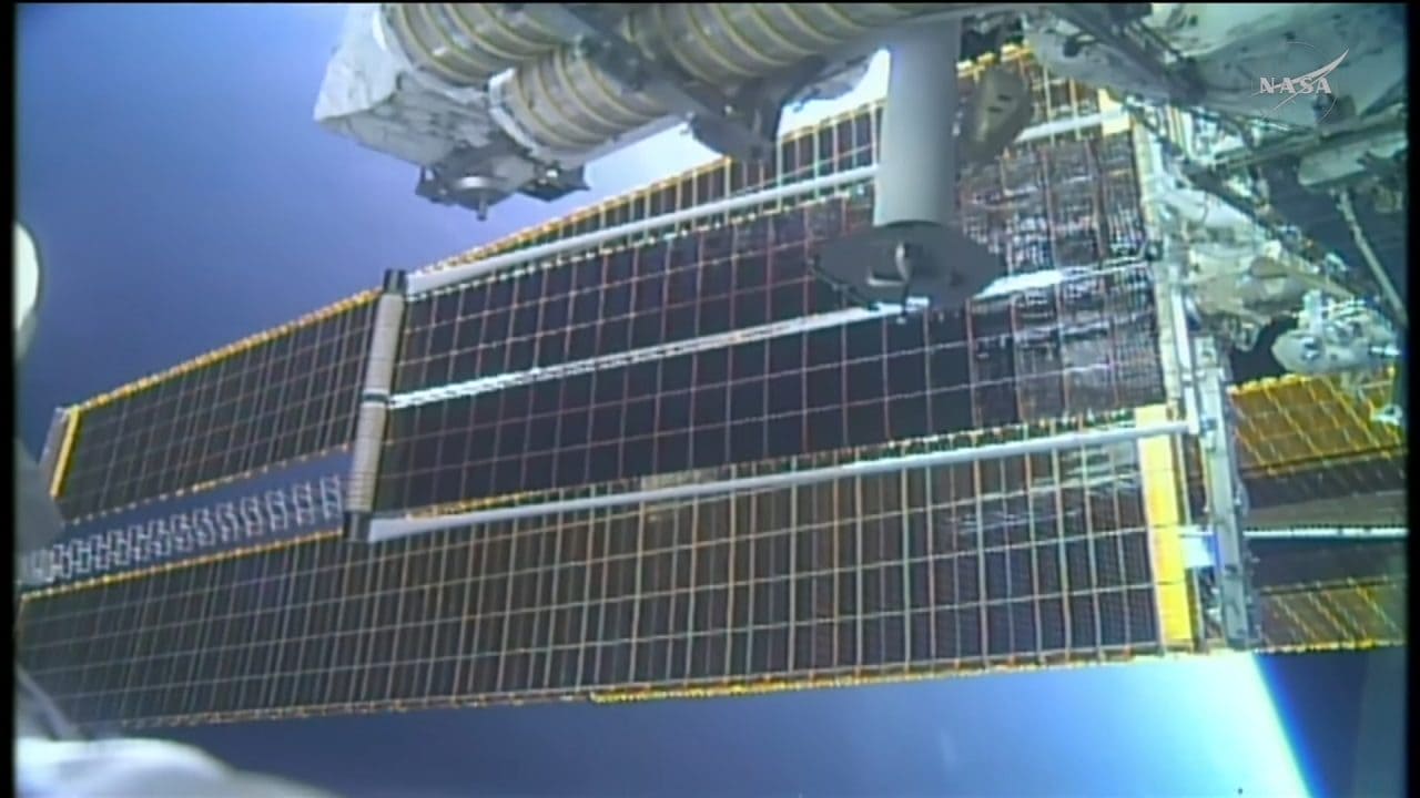 設置後に展開されるISS(国際宇宙ステーション)の7基目の新型太陽電池アレイ「IROSA」。NASAの公式ライブから引用(Credit: NASA)