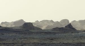 朝日に照らされた目的地　NASA火星探査車キュリオシティが撮影した火星のヤルダン