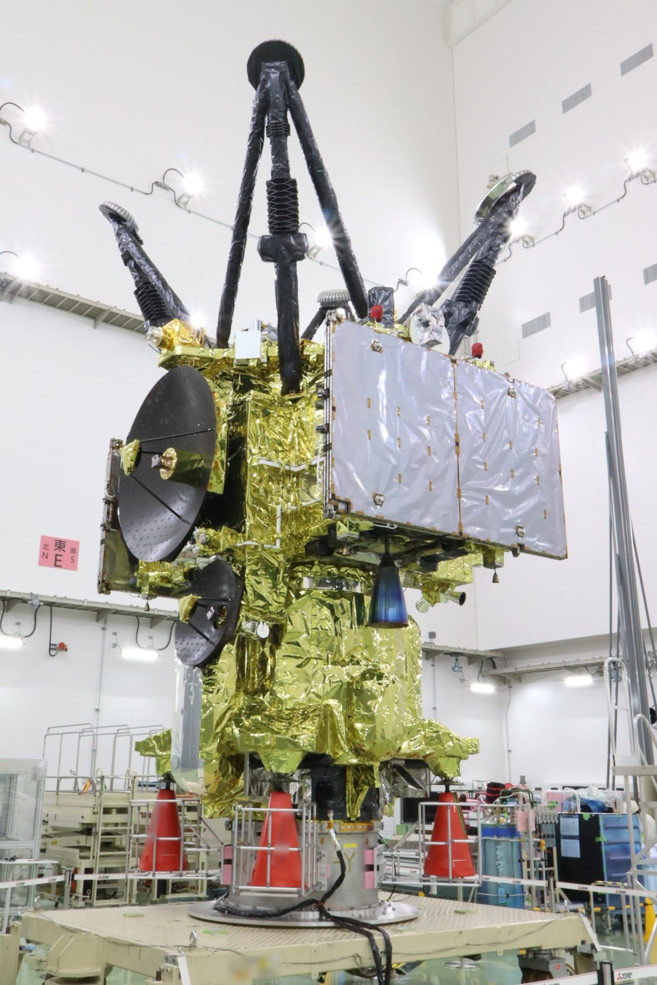 上から「探査モジュール」「復路モジュール」「往路モジュール」が結合されたMMX探査機（Credit: JAXA）