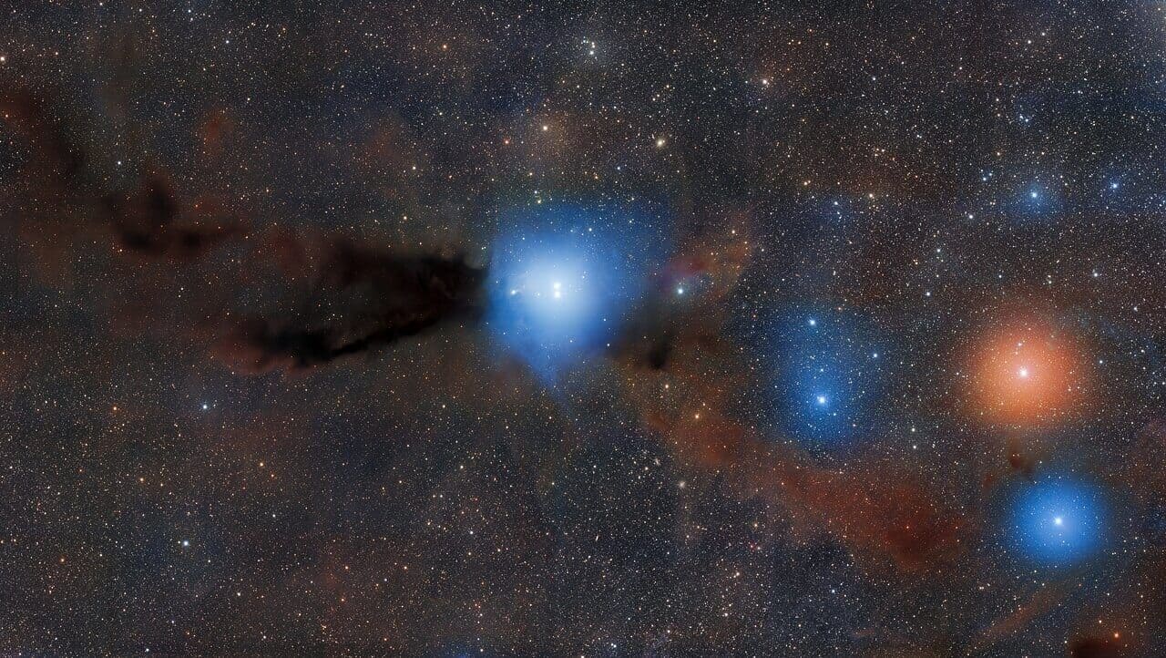 星々を隠す黒い雲、星明かりに染まる青い雲 「おおかみ座3(Lupus 3)」