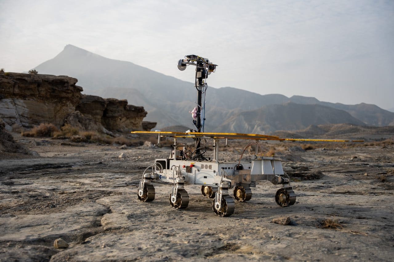 スペインのタベルナス砂漠でフィールドテストを行う、火星探査車ロザリンド・フランクリンのプロトタイプ「チャーリー」(Credit: Airbus)
