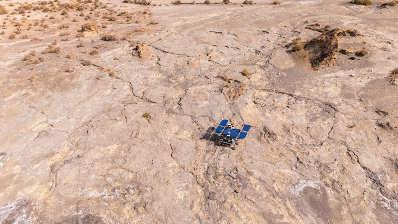 スペインのタベルナス砂漠でフィールドテストを行う、火星探査車ロザリンド・フランクリンのプロトタイプ「チャーリー」(Credit: Airbus)