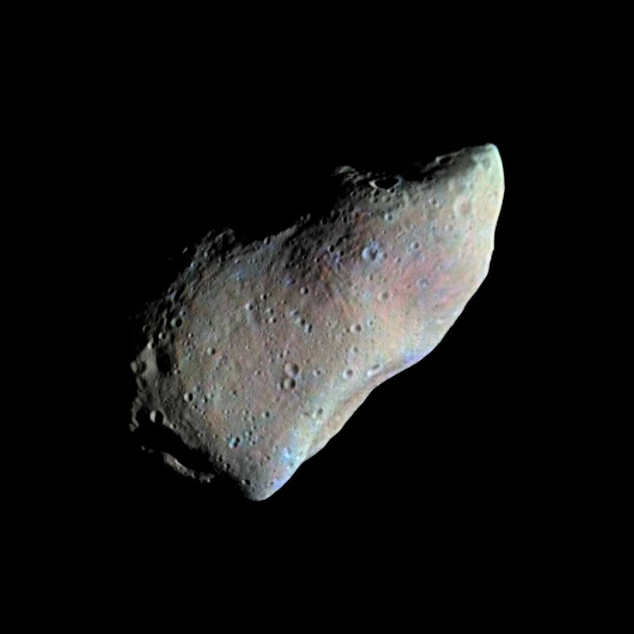 木星探査機「ガリレオ」が捉えた小惑星「ガスプラ」。鮮明な白黒画像に色情報を重ね、表面のわずかな色の違いを強調したカラー合成画像（Credit: NASA/JPL/USGS）