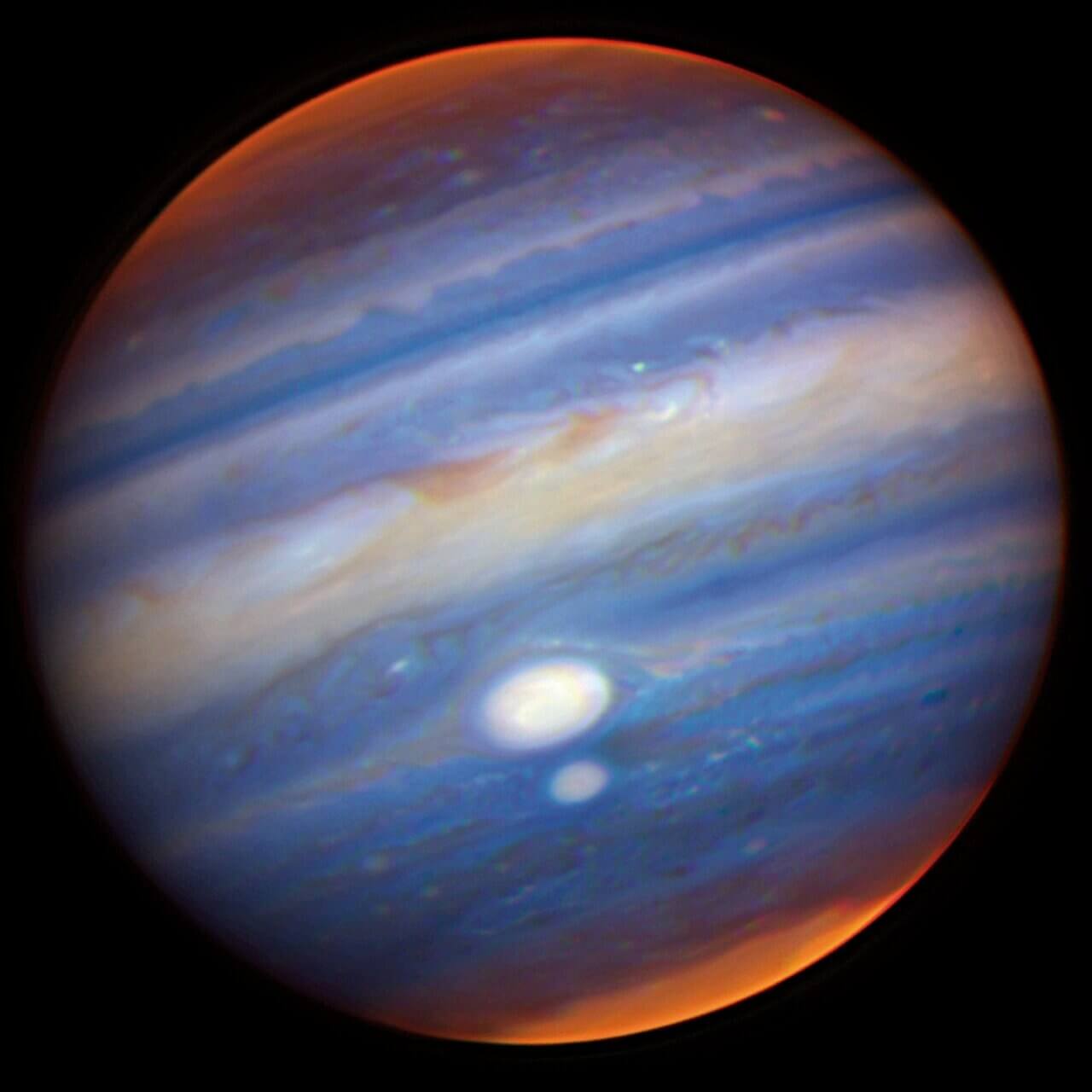 ジェミニ北望遠鏡が近赤外線で捉えた木星。大赤斑と中赤斑が白く見える疑似カラー画像(Credit: International Gemini Observatory/NOIRLab/NSF/AURA)
