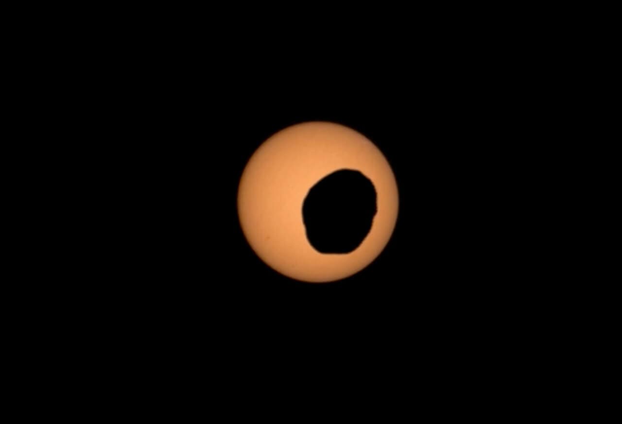 太陽を横切るいびつな影　火星探査車が見上げてきた衛星「フォボス」