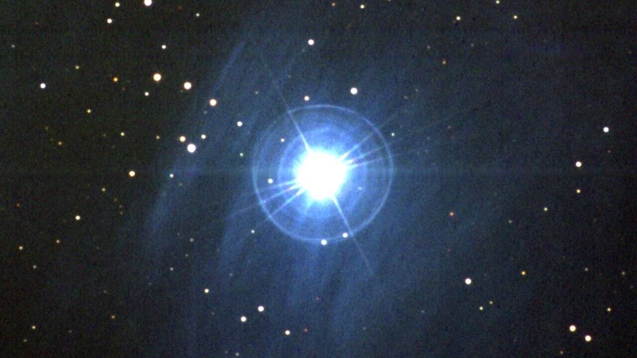 プレアデス星団を彩る「よそ者」の青い雲