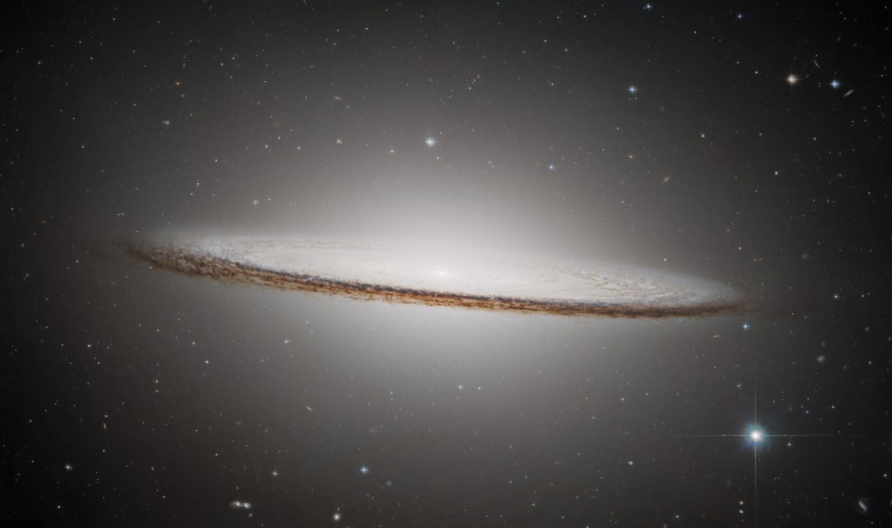 ハッブル(Hubble)宇宙望遠鏡が観測した「ソンブレロ銀河」(Credit: ESA/Hubble & NASA, K. Noll)