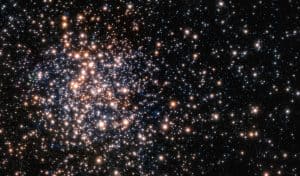 異なる世代の星々が同居する「ターザン5」 超大型望遠鏡VLTとハッブル宇宙望遠鏡が観測